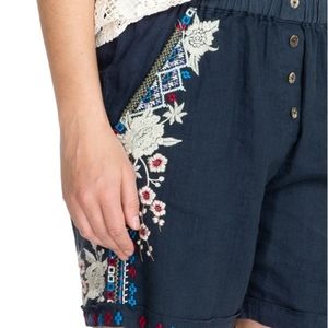 LIKE NEW Johnny Was Women's Florence Embroidered Linen Short, M, $158